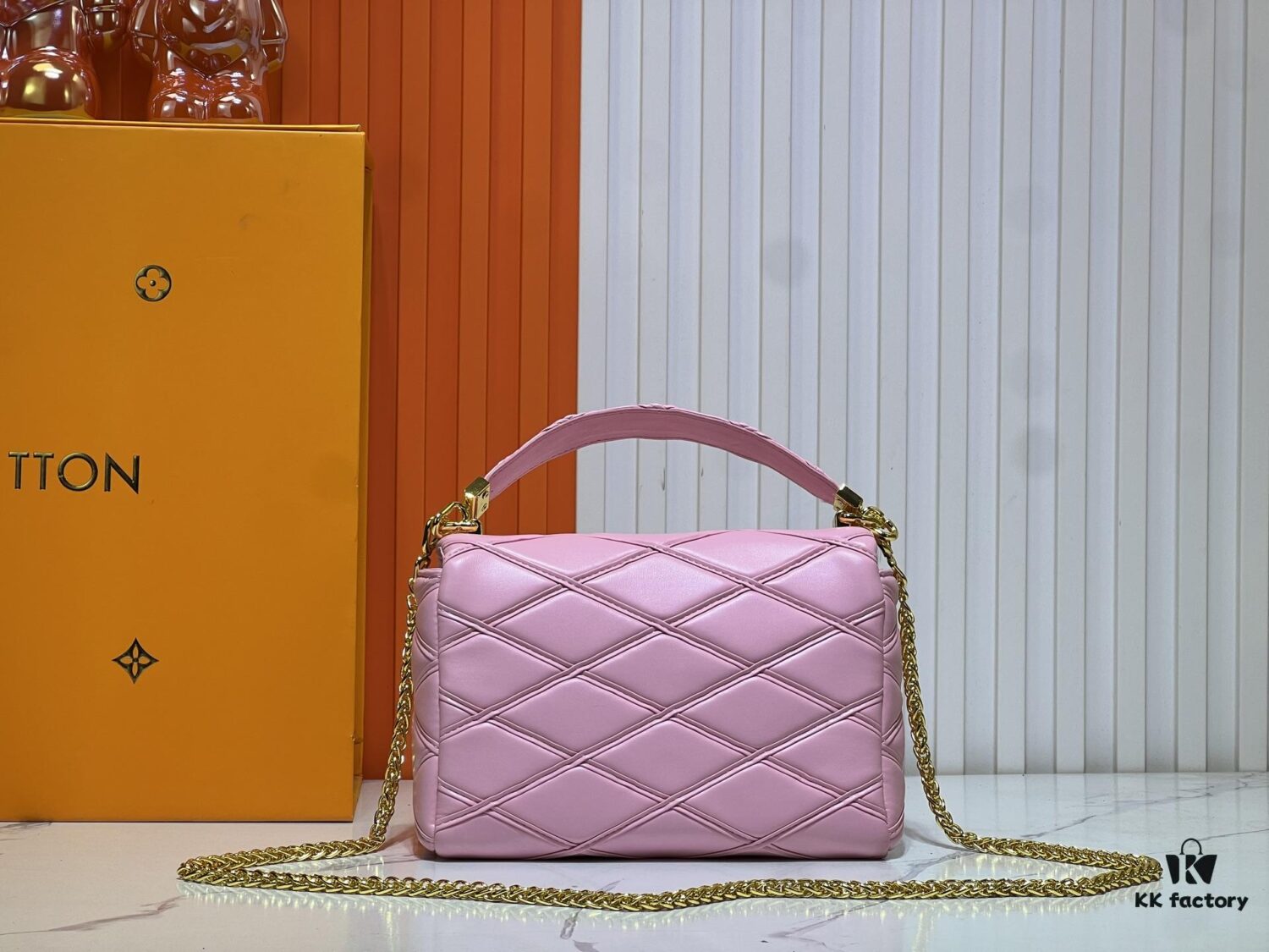 M23689 M22891 Nicolas Ghesquière infuses the GO-14 Medium Handbag with innovative craftsmanship, featuring quilted lambskin meticulously treated to achieve a baked finish, showcasing avant-garde elegance. The LV Twist lock highlights the brand's signature style, while the top handle and adjustable chain strap are both detachable, offering versatile carrying options. Dimensions: 23X16X10