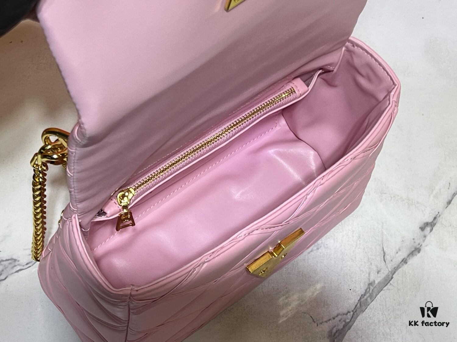 M23689 M22891 Nicolas Ghesquière infuses the GO-14 Medium Handbag with innovative craftsmanship, featuring quilted lambskin meticulously treated to achieve a baked finish, showcasing avant-garde elegance. The LV Twist lock highlights the brand's signature style, while the top handle and adjustable chain strap are both detachable, offering versatile carrying options. Dimensions: 23X16X10