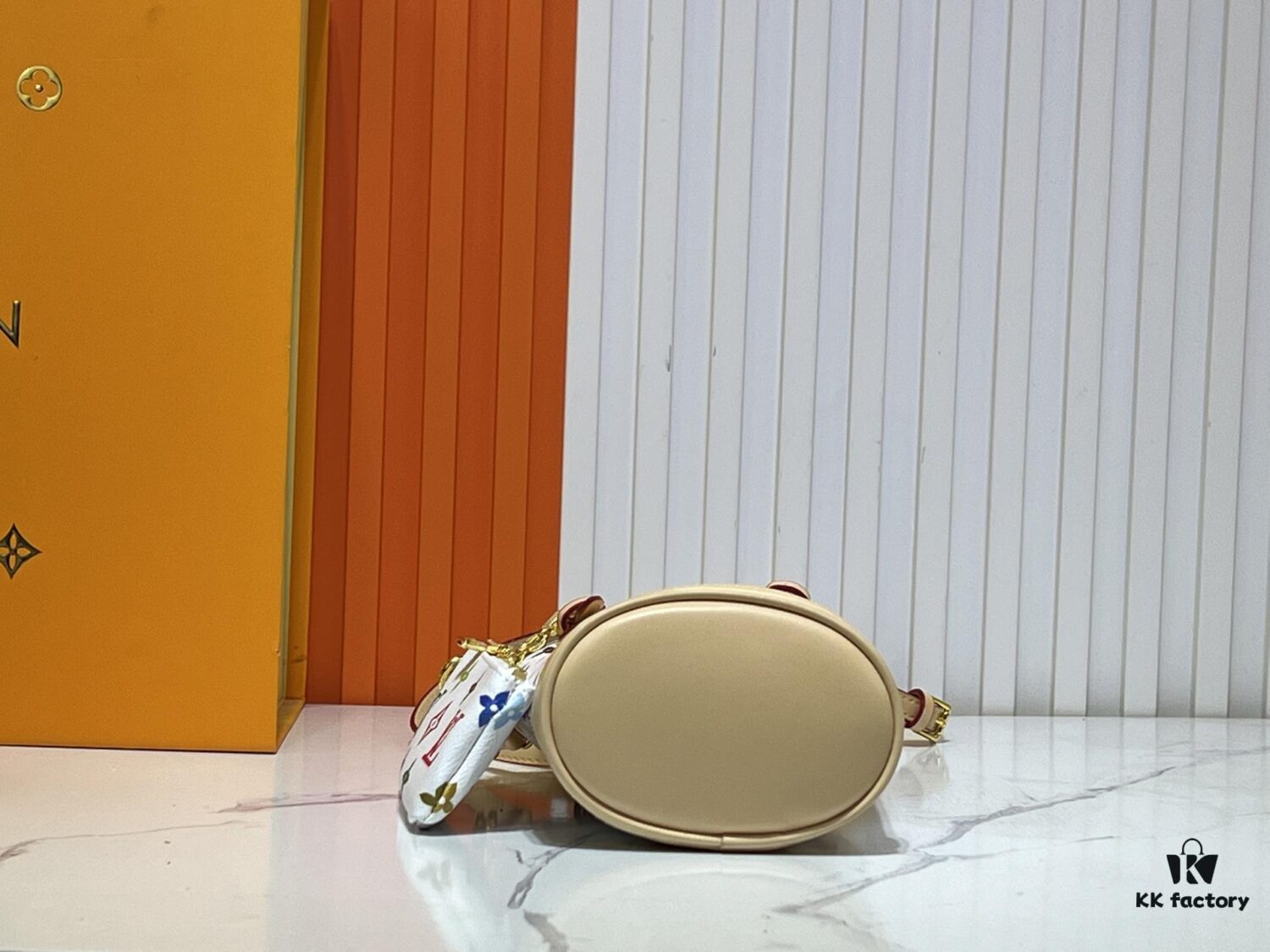 M81489 M13619 Lv➰ Longshang Village White Tricolor Upgrade Nano Bucket Bag