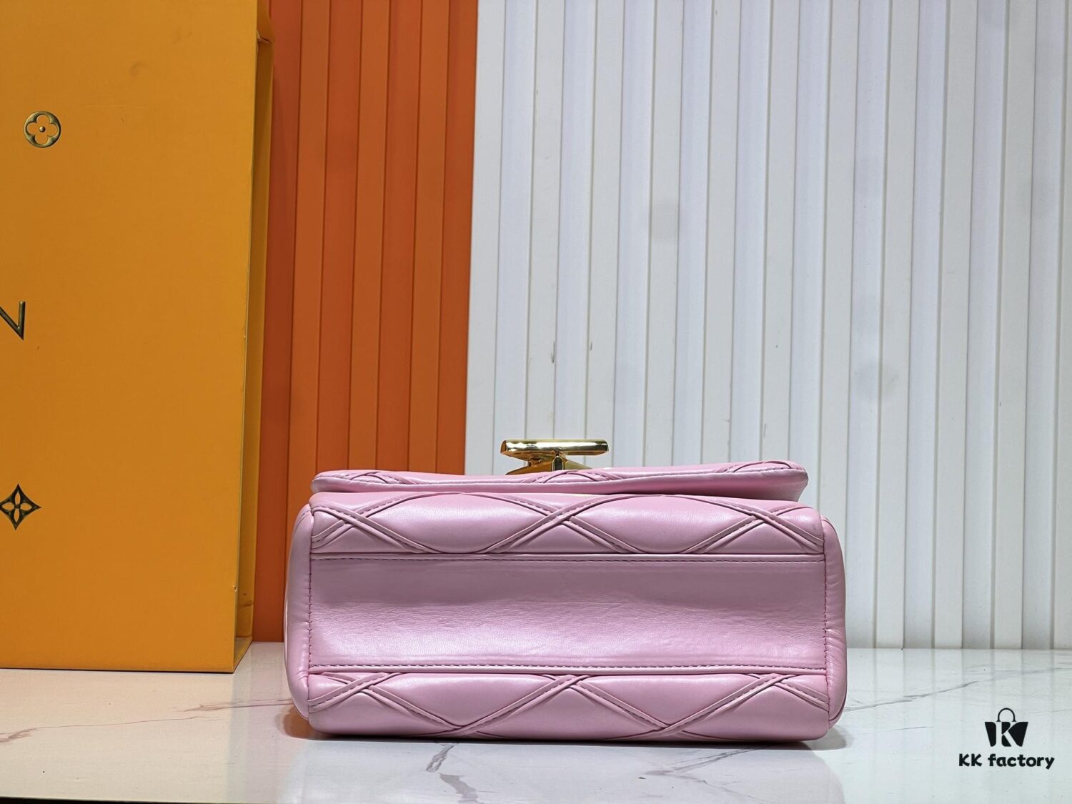 M23689 M22891 Nicolas Ghesquière infuses the GO-14 Medium Handbag with innovative craftsmanship, featuring quilted lambskin meticulously treated to achieve a baked finish, showcasing avant-garde elegance. The LV Twist lock highlights the brand's signature style, while the top handle and adjustable chain strap are both detachable, offering versatile carrying options. Dimensions: 23X16X10