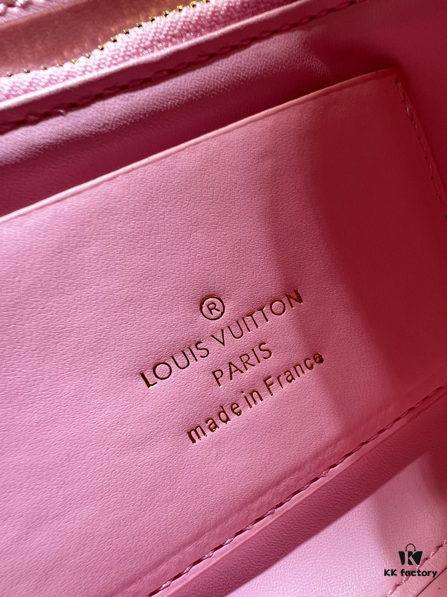 M23689 M22891 Nicolas Ghesquière infuses the GO-14 Medium Handbag with innovative craftsmanship, featuring quilted lambskin meticulously treated to achieve a baked finish, showcasing avant-garde elegance. The LV Twist lock highlights the brand's signature style, while the top handle and adjustable chain strap are both detachable, offering versatile carrying options. Dimensions: 23X16X10