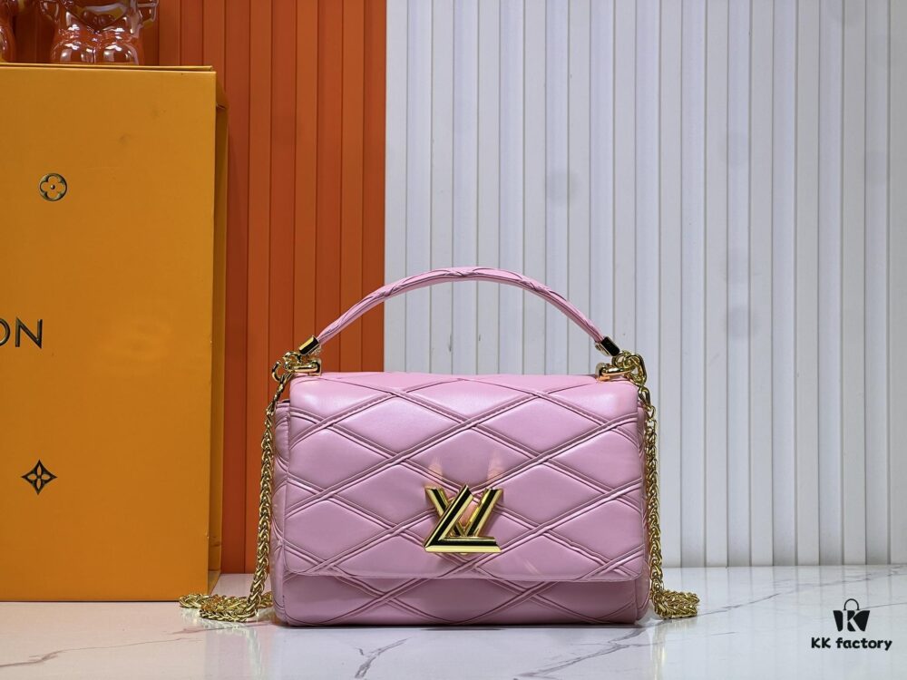 M23689 M22891 Nicolas Ghesquière infuses the GO-14 Medium Handbag with innovative craftsmanship, featuring quilted lambskin meticulously treated to achieve a baked finish, showcasing avant-garde elegance. The LV Twist lock highlights the brand's signature style, while the top handle and adjustable chain strap are both detachable, offering versatile carrying options. Dimensions: 23X16X10