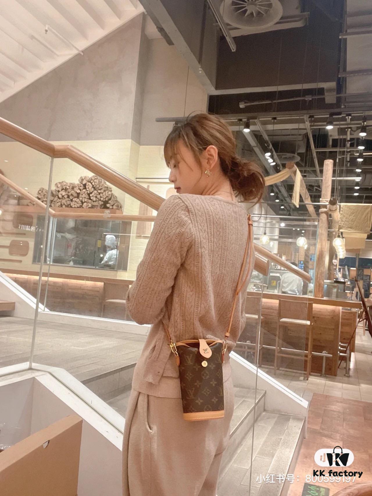 Quality Upgrade 🔥 Exclusive Real-shot M80874 Monogram Vintage Mini Ice Cream Cone Bag 2022 Latest Fold Me Mini Style with Magnetic Clasp Design, Leather Featuring LV Hardware Elements, Compact and Exquisite Unisex Bag