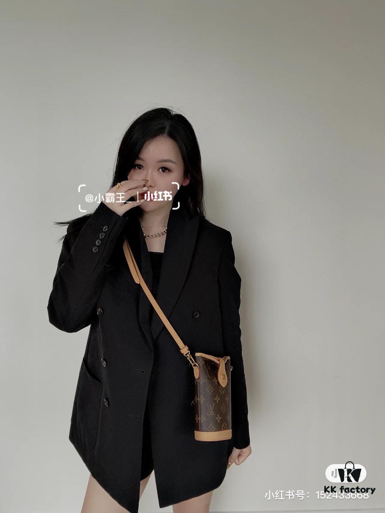 Quality Upgrade 🔥 Exclusive Real-shot M80874 Monogram Vintage Mini Ice Cream Cone Bag 2022 Latest Fold Me Mini Style with Magnetic Clasp Design, Leather Featuring LV Hardware Elements, Compact and Exquisite Unisex Bag