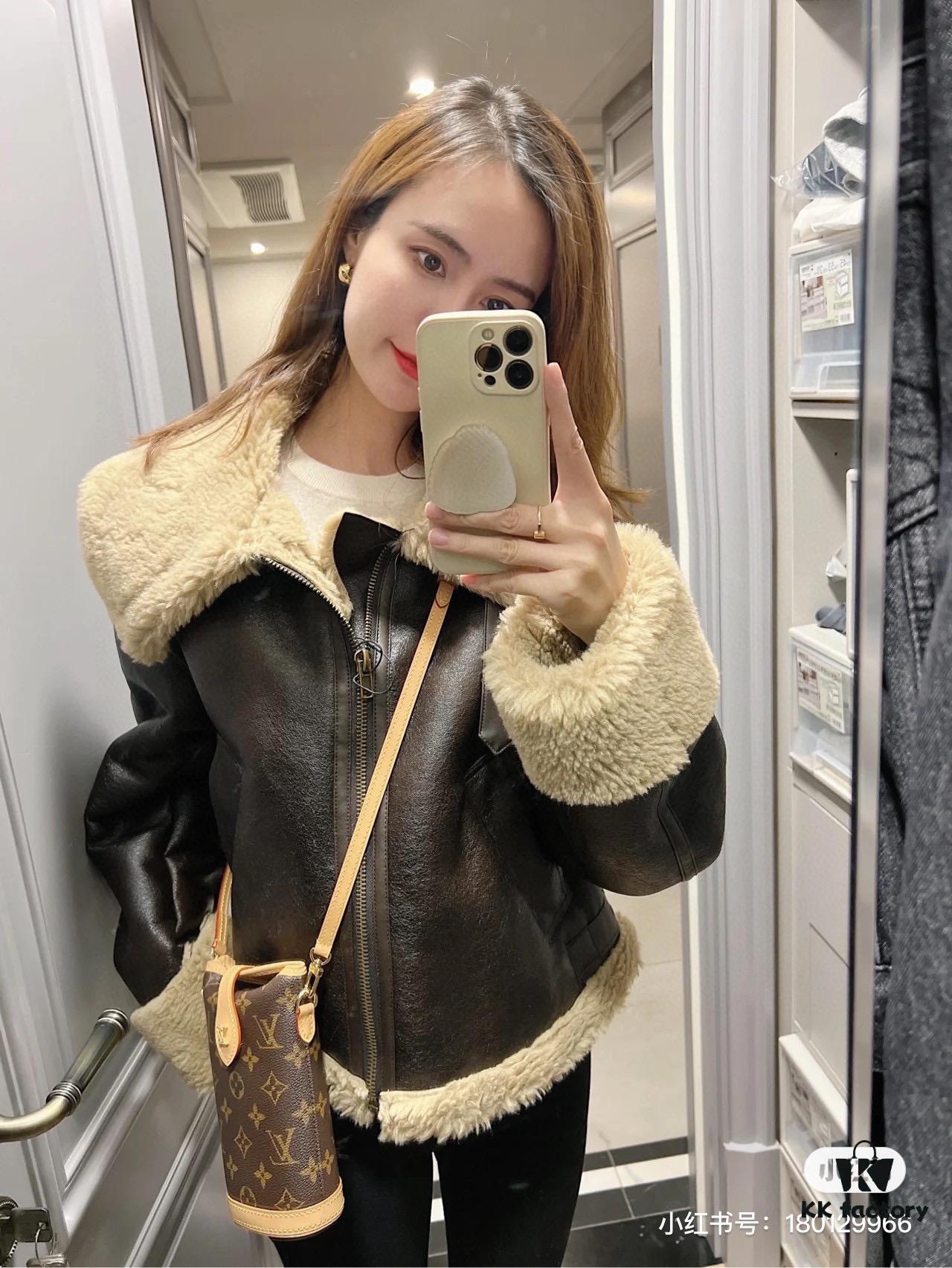 Quality Upgrade 🔥 Exclusive Real-shot M80874 Monogram Vintage Mini Ice Cream Cone Bag 2022 Latest Fold Me Mini Style with Magnetic Clasp Design, Leather Featuring LV Hardware Elements, Compact and Exquisite Unisex Bag