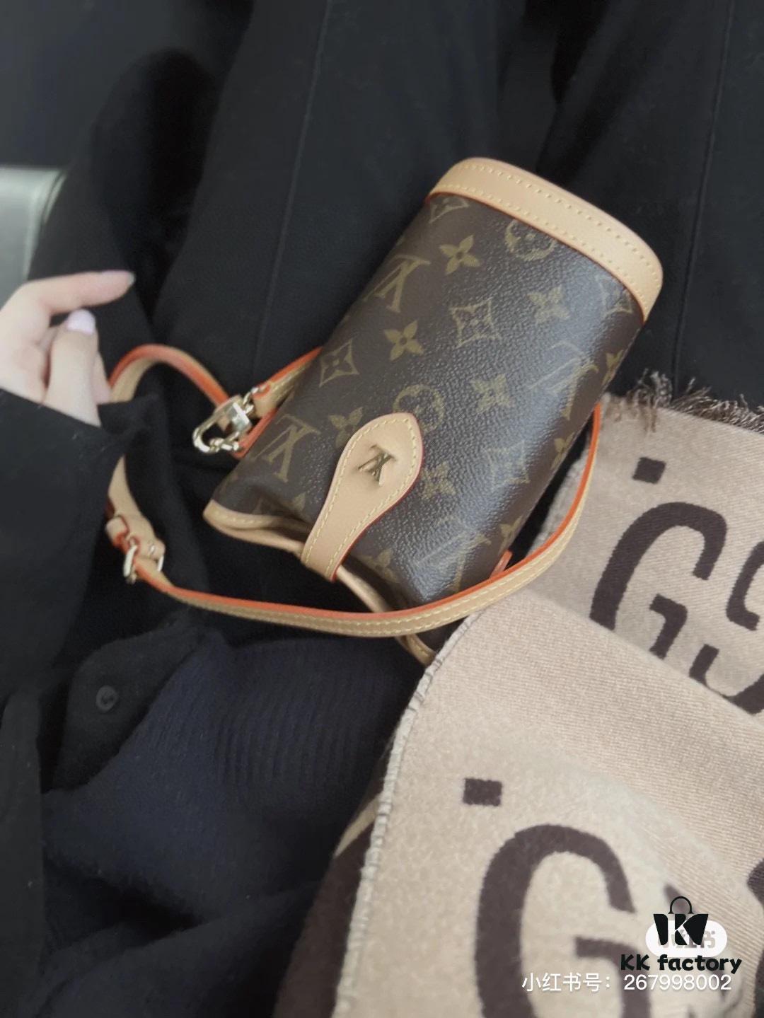 Quality Upgrade 🔥 Exclusive Real-shot M80874 Monogram Vintage Mini Ice Cream Cone Bag 2022 Latest Fold Me Mini Style with Magnetic Clasp Design, Leather Featuring LV Hardware Elements, Compact and Exquisite Unisex Bag