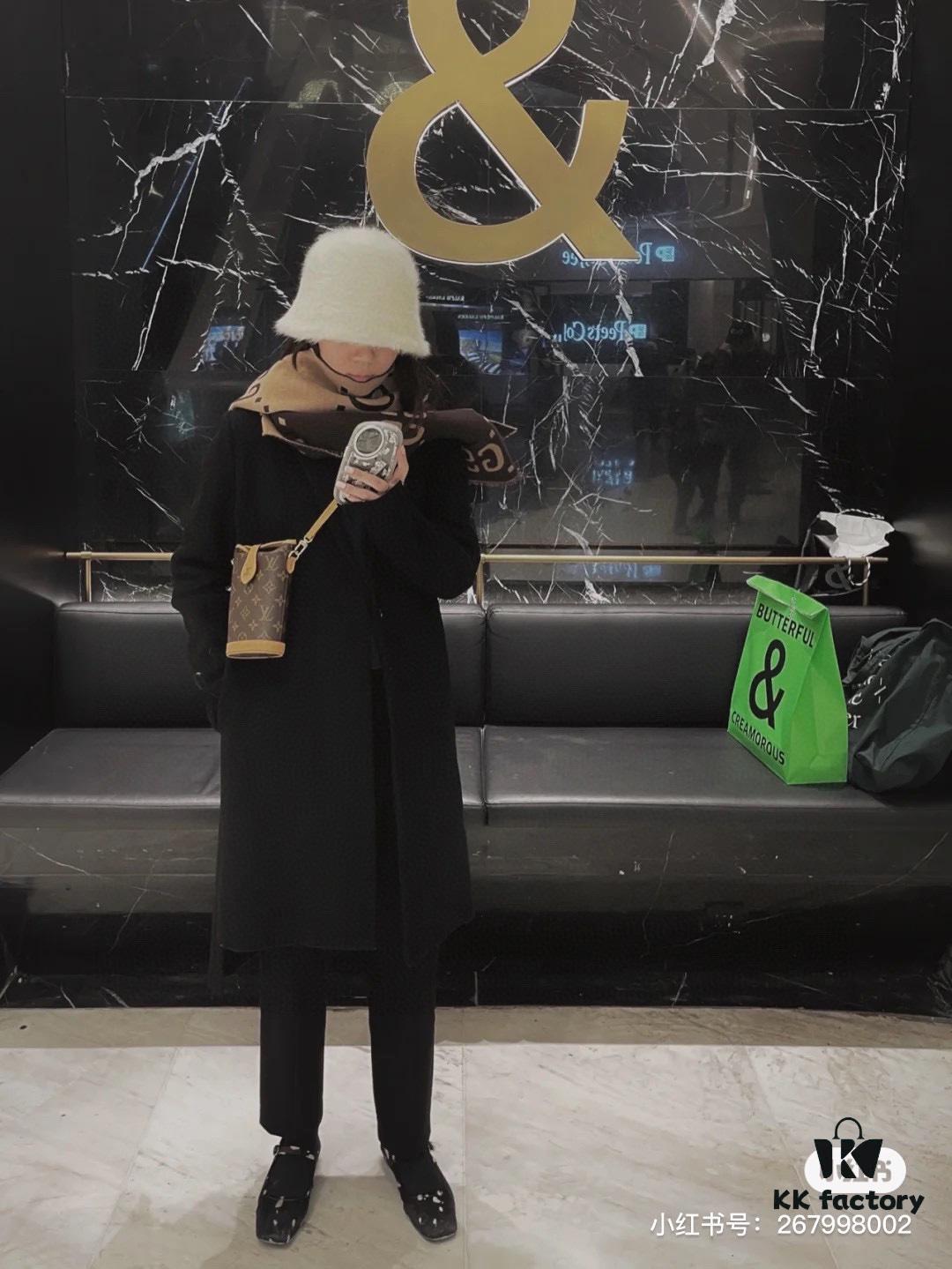 Quality Upgrade 🔥 Exclusive Real-shot M80874 Monogram Vintage Mini Ice Cream Cone Bag 2022 Latest Fold Me Mini Style with Magnetic Clasp Design, Leather Featuring LV Hardware Elements, Compact and Exquisite Unisex Bag