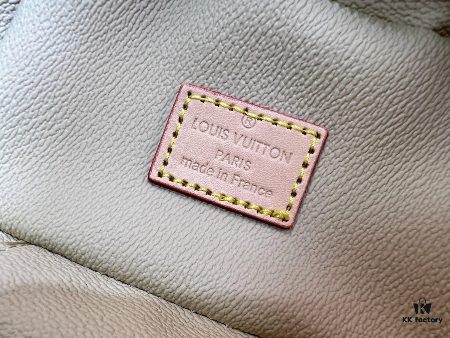 Upgraded Original M13747 M44495 M44936 M42263 M42265 LV Takashi Murakami Nice Mini Nano Pouch with Monogram Print in 33 Vibrant Colors, 2025 LV x Takashi Murakami Collaboration White Tricolor and Black Tricolor Twelve-Section Series, Popular Worldwide Among Celebrities