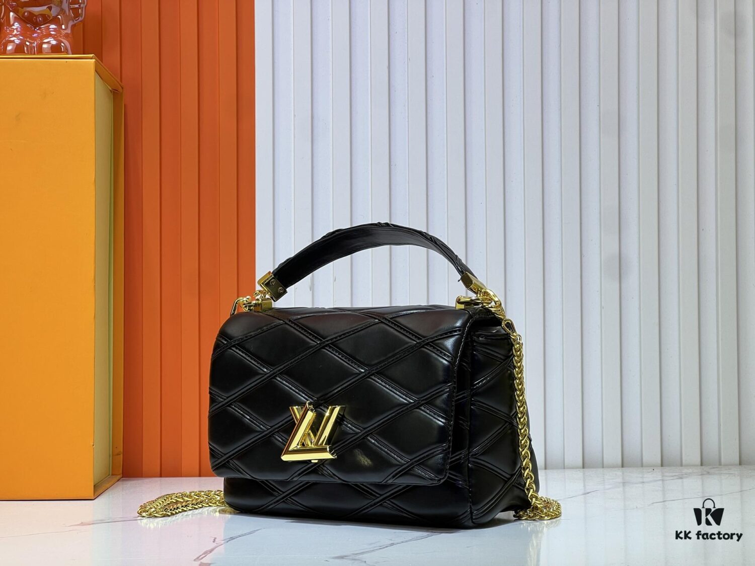 M23689 M22891 Nicolas Ghesquière infuses the GO-14 Medium Handbag with innovative craftsmanship, featuring quilted lambskin meticulously treated to achieve a baked finish, expressing bold avant-garde style. The LV Twist lock adds signature brand elegance, while top handles and an adjustable chain strap are detachable, enabling multiple carrying options. Dimensions: 23X16X10