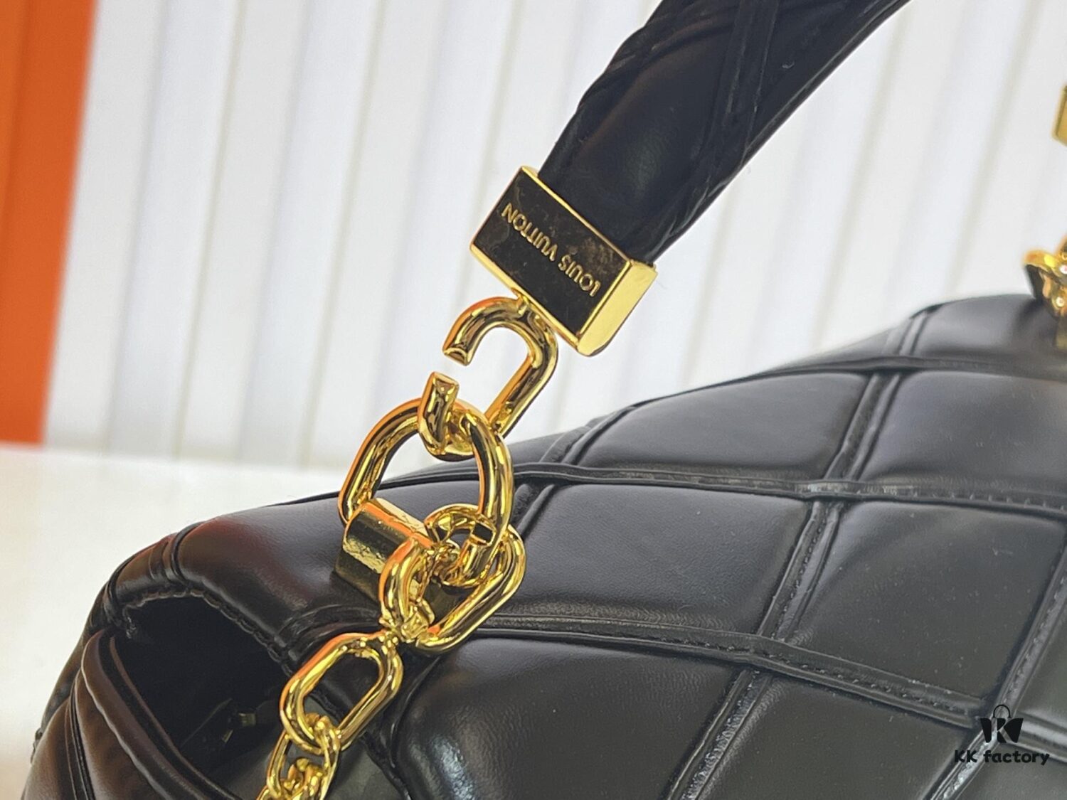 M23689 M22891 Nicolas Ghesquière infuses the GO-14 Medium Handbag with innovative craftsmanship, featuring quilted lambskin meticulously treated to achieve a baked finish, expressing bold avant-garde style. The LV Twist lock adds signature brand elegance, while top handles and an adjustable chain strap are detachable, enabling multiple carrying options. Dimensions: 23X16X10