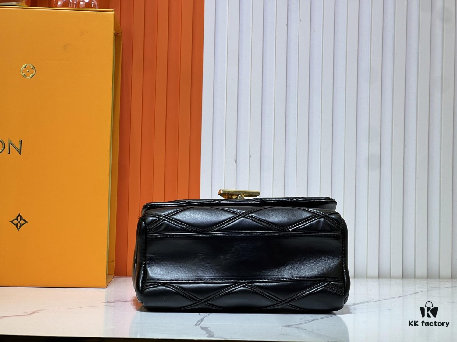 M23689 M22891 Nicolas Ghesquière infuses the GO-14 Medium Handbag with innovative craftsmanship, featuring quilted lambskin meticulously treated to achieve a baked finish, expressing bold avant-garde style. The LV Twist lock adds signature brand elegance, while top handles and an adjustable chain strap are detachable, enabling multiple carrying options. Dimensions: 23X16X10