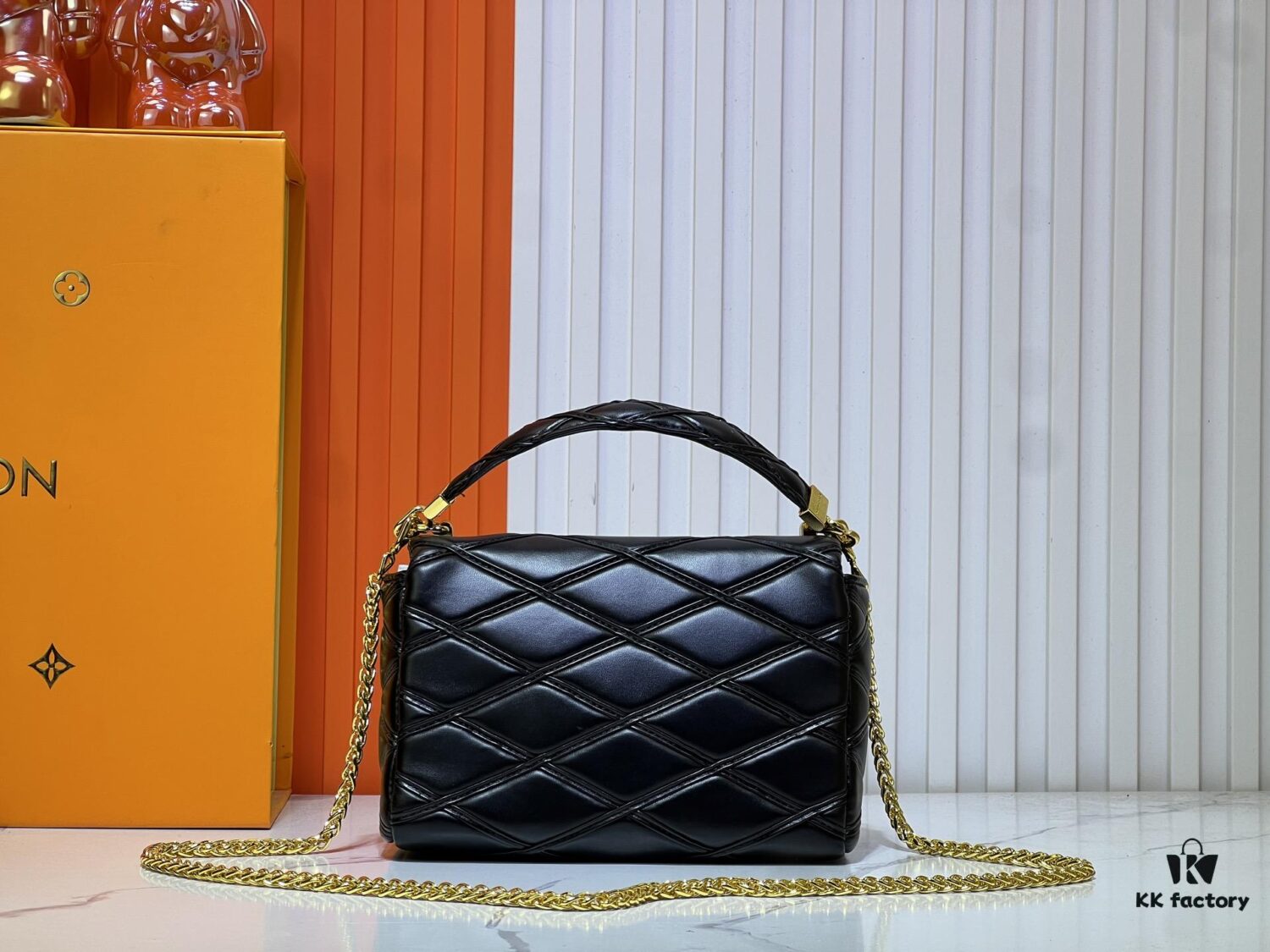 M23689 M22891 Nicolas Ghesquière infuses the GO-14 Medium Handbag with innovative craftsmanship, featuring quilted lambskin meticulously treated to achieve a baked finish, expressing bold avant-garde style. The LV Twist lock adds signature brand elegance, while top handles and an adjustable chain strap are detachable, enabling multiple carrying options. Dimensions: 23X16X10