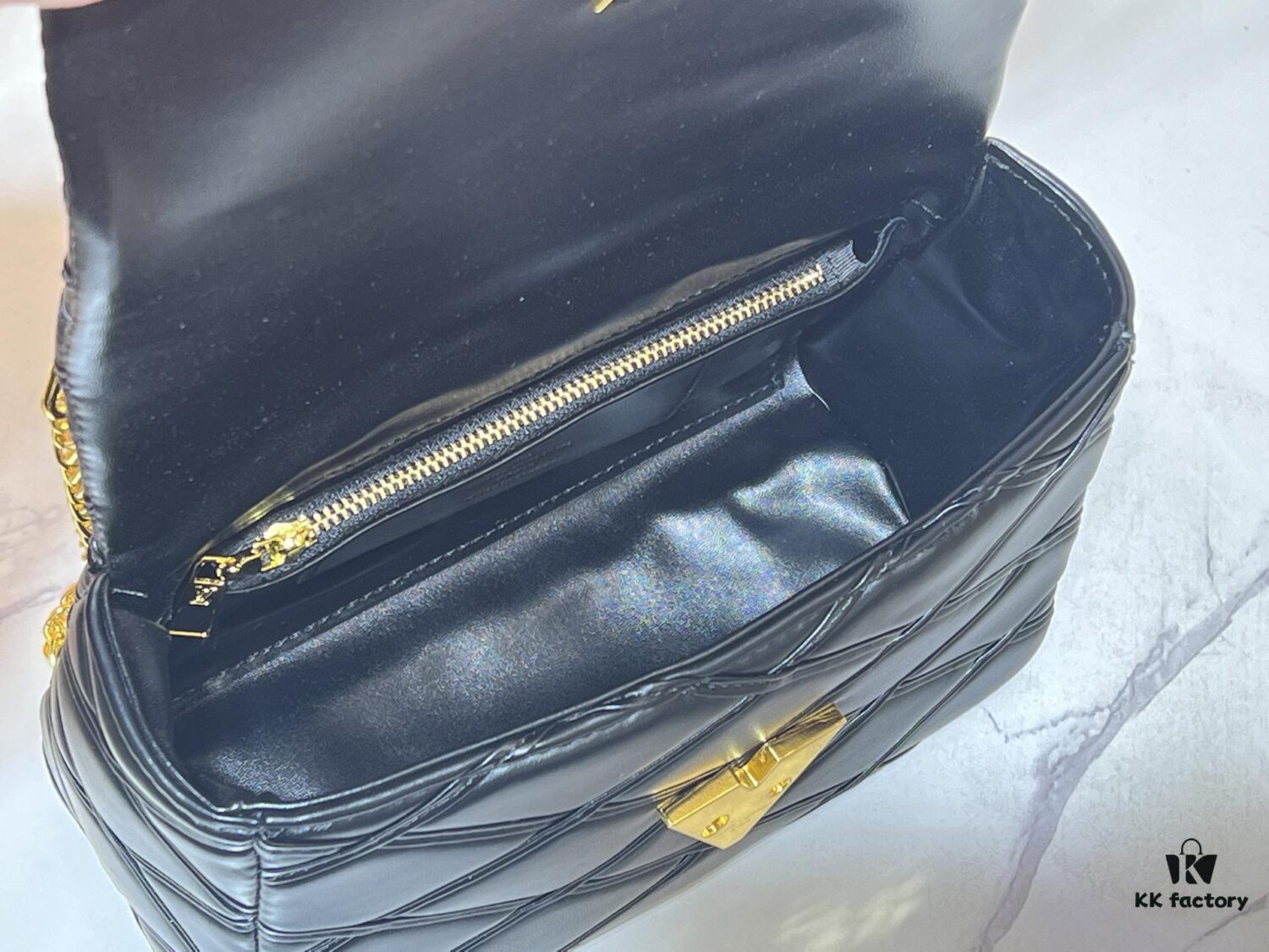 M23689 M22891 Nicolas Ghesquière infuses the GO-14 Medium Handbag with innovative craftsmanship, featuring quilted lambskin meticulously treated to achieve a baked finish, expressing bold avant-garde style. The LV Twist lock adds signature brand elegance, while top handles and an adjustable chain strap are detachable, enabling multiple carrying options. Dimensions: 23X16X10