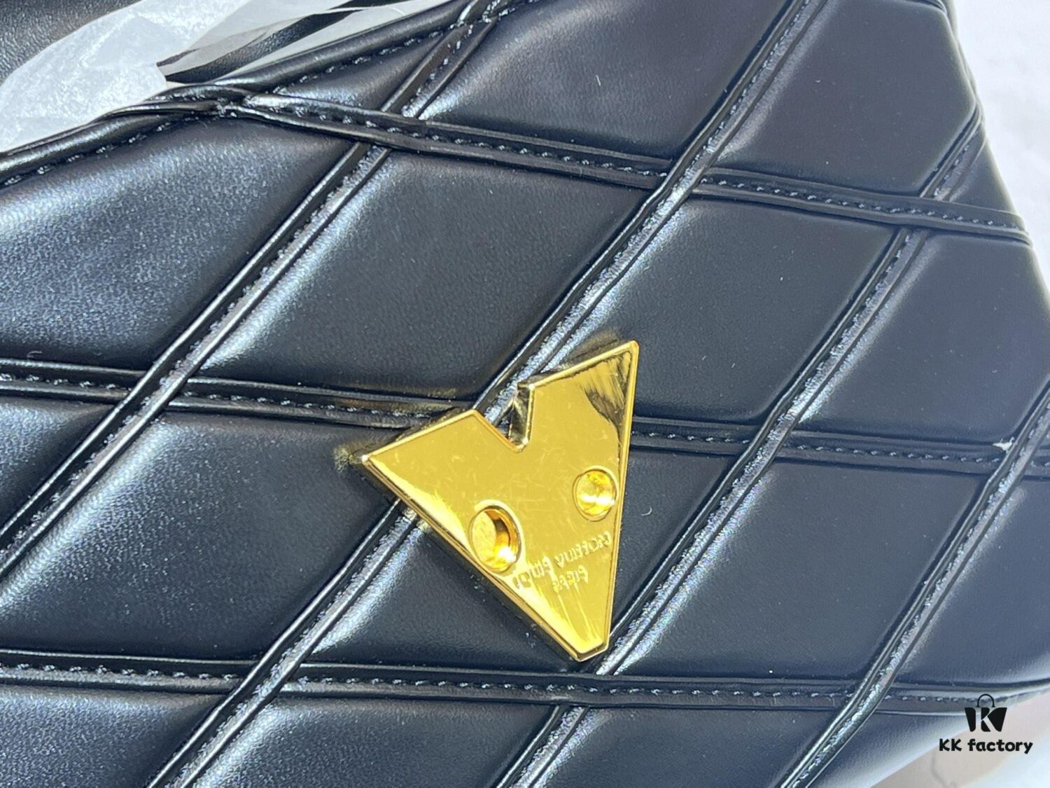 M23689 M22891 Nicolas Ghesquière infuses the GO-14 Medium Handbag with innovative craftsmanship, featuring quilted lambskin meticulously treated to achieve a baked finish, expressing bold avant-garde style. The LV Twist lock adds signature brand elegance, while top handles and an adjustable chain strap are detachable, enabling multiple carrying options. Dimensions: 23X16X10