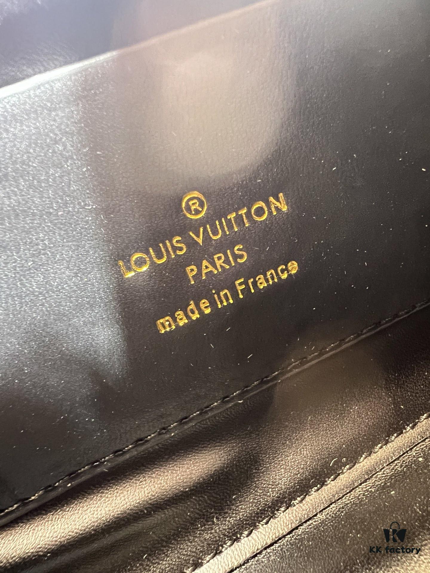 M23689 M22891 Nicolas Ghesquière infuses the GO-14 Medium Handbag with innovative craftsmanship, featuring quilted lambskin meticulously treated to achieve a baked finish, expressing bold avant-garde style. The LV Twist lock adds signature brand elegance, while top handles and an adjustable chain strap are detachable, enabling multiple carrying options. Dimensions: 23X16X10