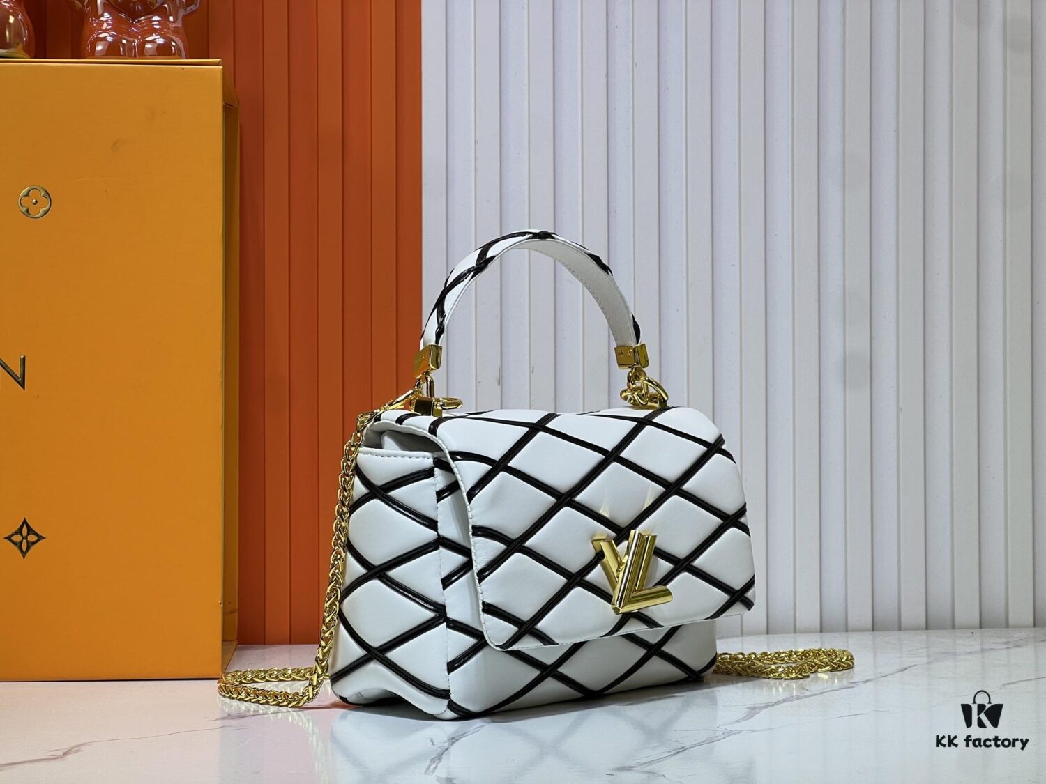 M23689 M22891 Nicolas Ghesquière infuses the GO-14 Medium Handbag with innovative craftsmanship, featuring quilted lambskin meticulously treated to achieve a baked finish, showcasing bold avant-garde style. The LV Twist lock highlights the brand's elegance, while the top handle and adjustable chain strap are both detachable, offering versatile carrying options. Dimensions: 23X16X10