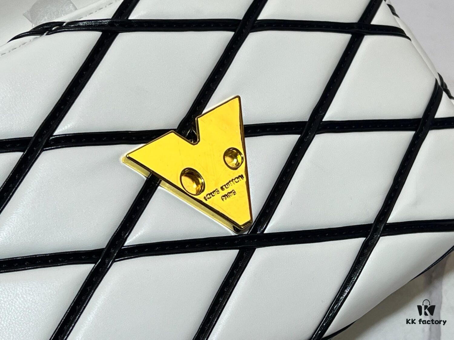 M23689 M22891 Nicolas Ghesquière infuses the GO-14 Medium Handbag with innovative craftsmanship, featuring quilted lambskin meticulously treated to achieve a baked finish, showcasing bold avant-garde style. The LV Twist lock highlights the brand's elegance, while the top handle and adjustable chain strap are both detachable, offering versatile carrying options. Dimensions: 23X16X10