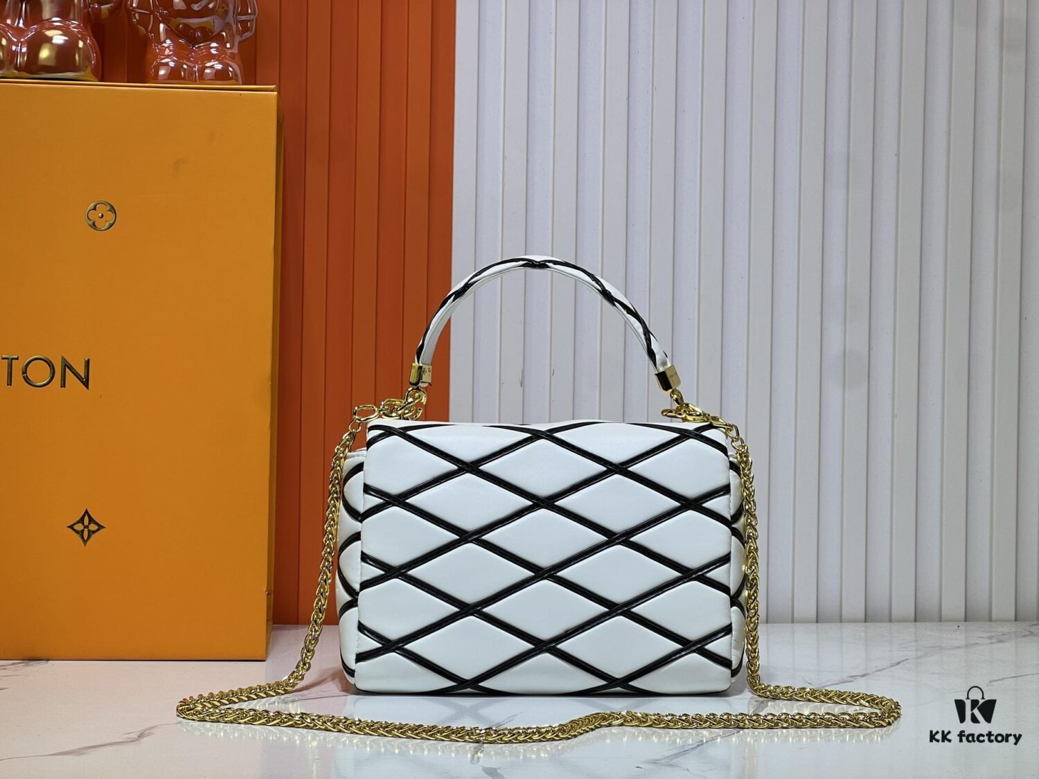 M23689 M22891 Nicolas Ghesquière infuses the GO-14 Medium Handbag with innovative craftsmanship, featuring quilted lambskin meticulously treated to achieve a baked finish, showcasing bold avant-garde style. The LV Twist lock highlights the brand's elegance, while the top handle and adjustable chain strap are both detachable, offering versatile carrying options. Dimensions: 23X16X10