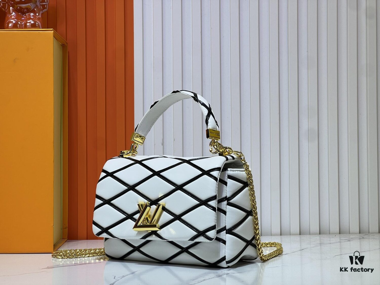 M23689 M22891 Nicolas Ghesquière infuses the GO-14 Medium Handbag with innovative craftsmanship, featuring quilted lambskin meticulously treated to achieve a baked finish, showcasing bold avant-garde style. The LV Twist lock highlights the brand's elegance, while the top handle and adjustable chain strap are both detachable, offering versatile carrying options. Dimensions: 23X16X10