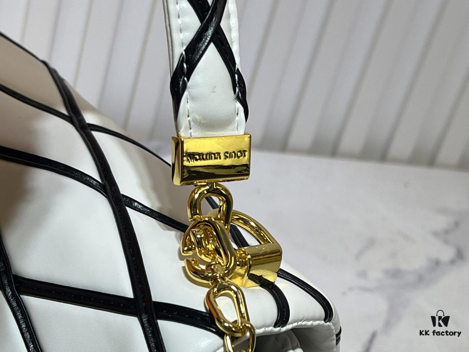 M23689 M22891 Nicolas Ghesquière infuses the GO-14 Medium Handbag with innovative craftsmanship, featuring quilted lambskin meticulously treated to achieve a baked finish, showcasing bold avant-garde style. The LV Twist lock highlights the brand's elegance, while the top handle and adjustable chain strap are both detachable, offering versatile carrying options. Dimensions: 23X16X10