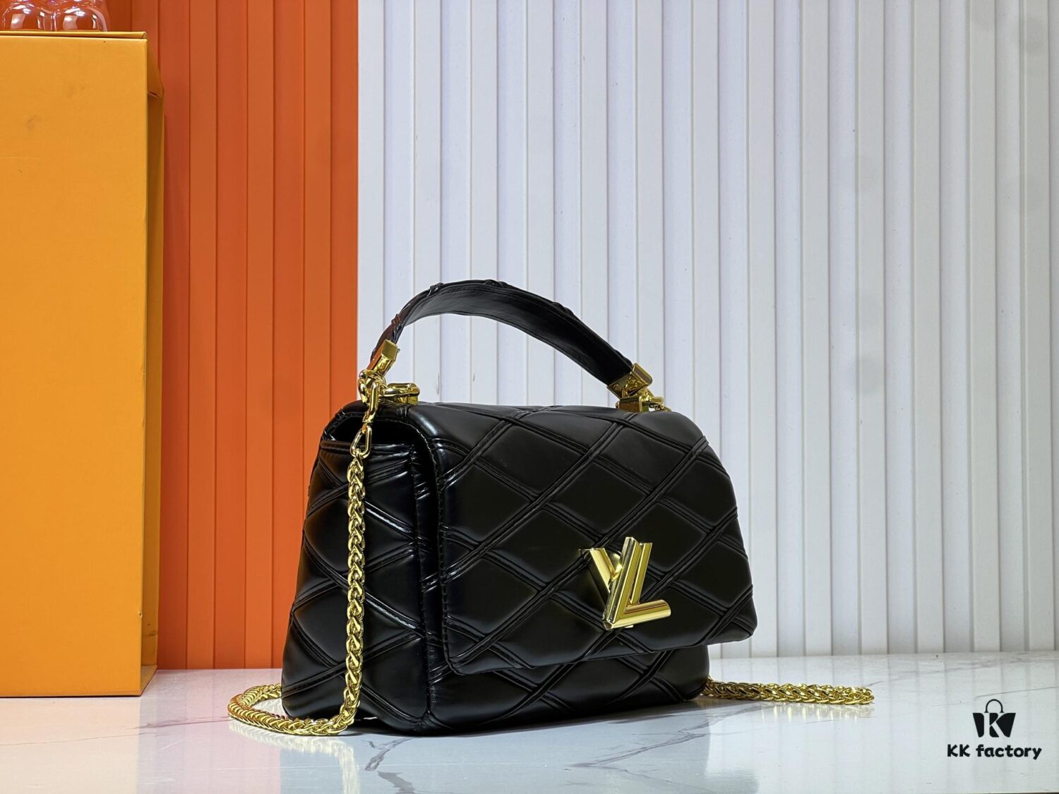 M23689 M22891 Nicolas Ghesquière infuses the GO-14 Medium Handbag with innovative craftsmanship, featuring quilted lambskin meticulously treated to achieve a baked finish, expressing bold avant-garde style. The LV Twist lock adds signature brand elegance, while top handles and an adjustable chain strap are detachable, enabling multiple carrying options. Dimensions: 23X16X10