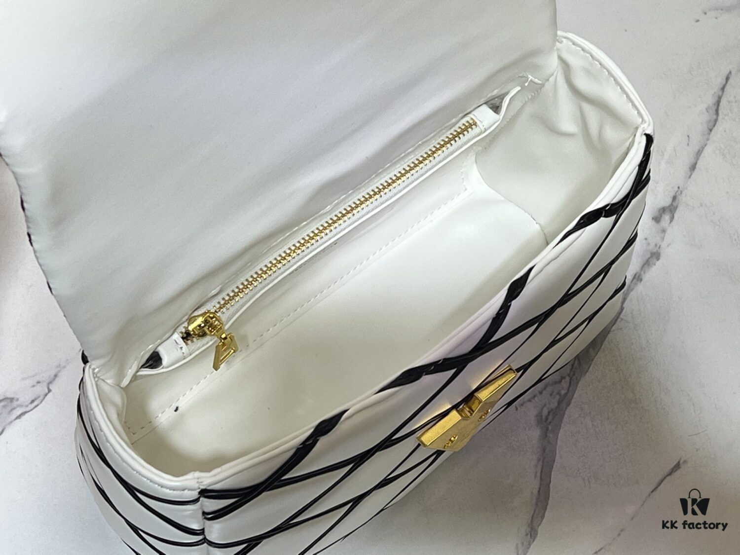 M23689 M22891 Nicolas Ghesquière infuses the GO-14 Medium Handbag with innovative craftsmanship, featuring quilted lambskin meticulously treated to achieve a baked finish, showcasing bold avant-garde style. The LV Twist lock highlights the brand's elegance, while the top handle and adjustable chain strap are both detachable, offering versatile carrying options. Dimensions: 23X16X10