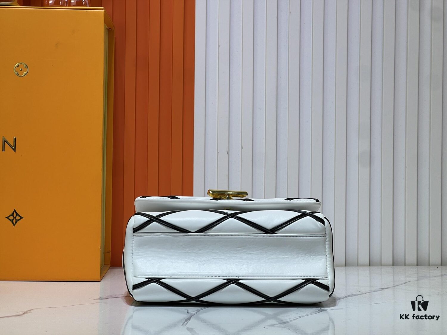 M23689 M22891 Nicolas Ghesquière infuses the GO-14 Medium Handbag with innovative craftsmanship, featuring quilted lambskin meticulously treated to achieve a baked finish, showcasing bold avant-garde style. The LV Twist lock highlights the brand's elegance, while the top handle and adjustable chain strap are both detachable, offering versatile carrying options. Dimensions: 23X16X10