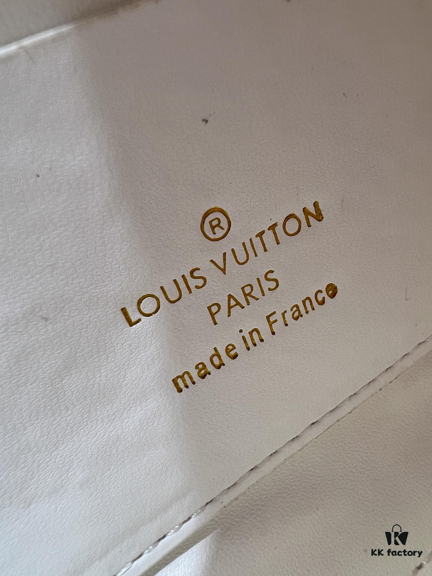M23689 M22891 Nicolas Ghesquière infuses the GO-14 Medium Handbag with innovative craftsmanship, featuring quilted lambskin meticulously treated to achieve a baked finish, showcasing bold avant-garde style. The LV Twist lock highlights the brand's elegance, while the top handle and adjustable chain strap are both detachable, offering versatile carrying options. Dimensions: 23X16X10