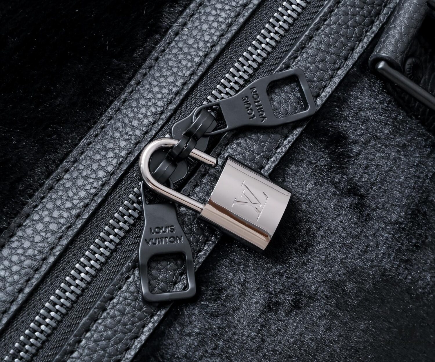 Exclusive Real Photo - Upgraded Version ‼️ M23108 Puffy Shearling Keepall Bandoulière 50