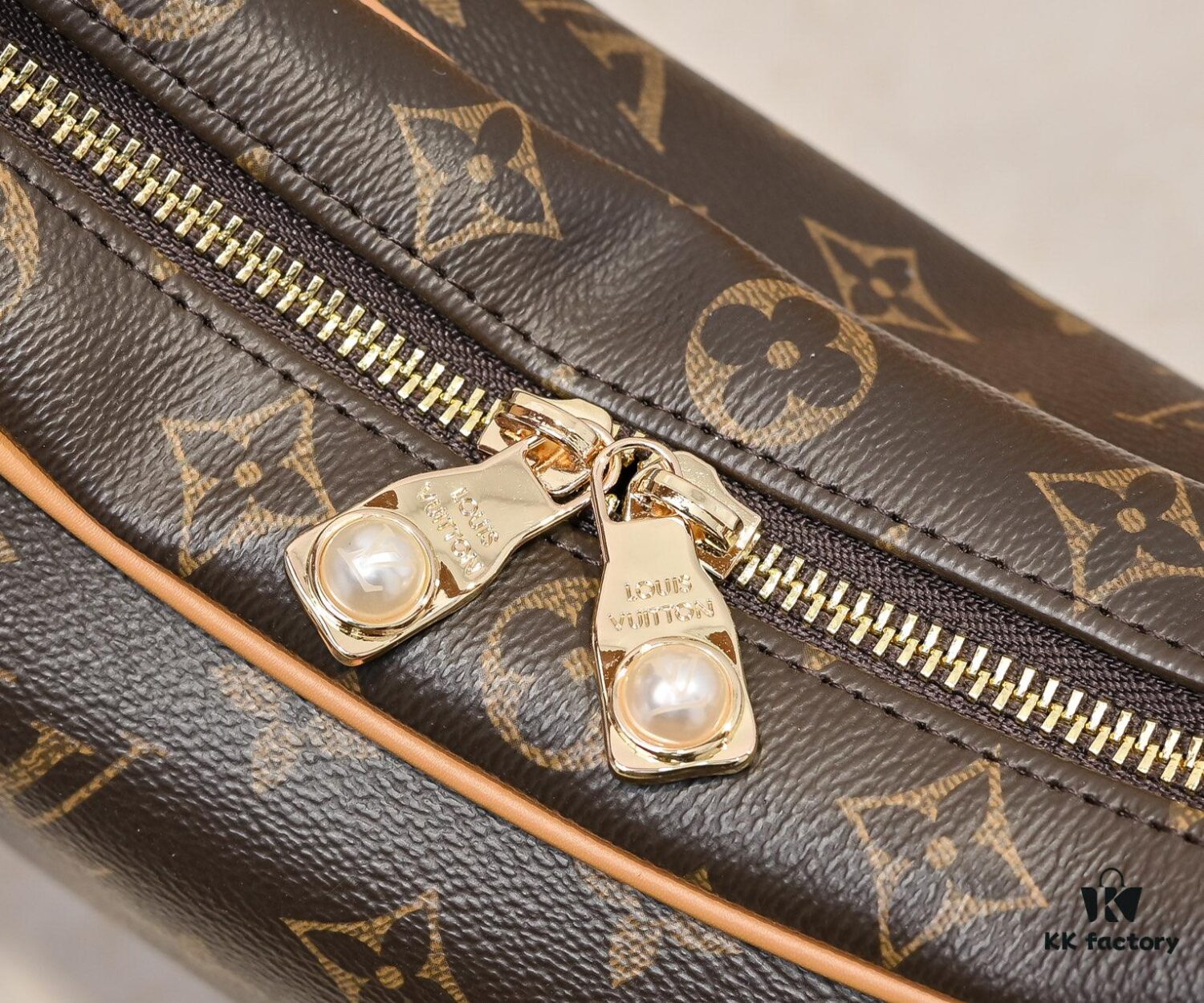 Upgraded Original M14196 Monogram Unisex 2025 Early Spring Soft Leather Series Horn Hobo Bag