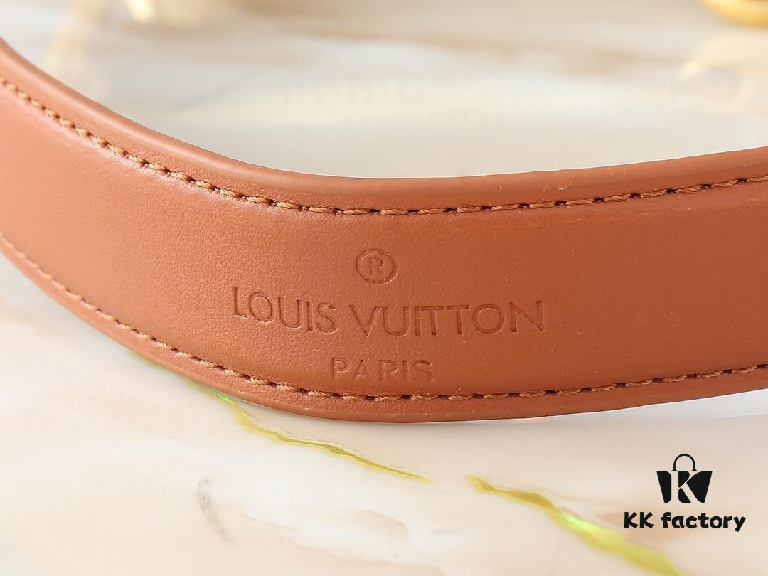 Upgraded Original 🔥Chain Strap🔥 M12174 Pochette Sèvres from LV's Ski Collection, ready to shine in a dazzling gunmetal tone.