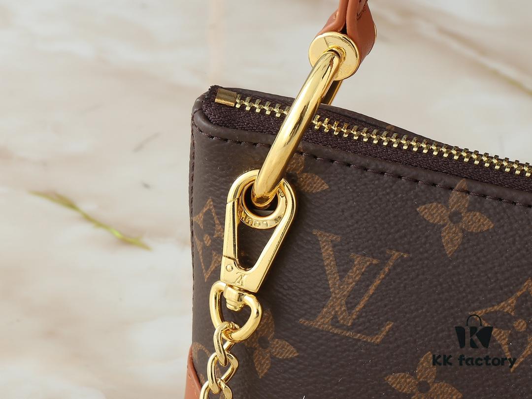 Upgraded Original 🔥Chain Strap🔥 M12174 Pochette Sèvres from LV's Ski Collection, ready to shine in a dazzling gunmetal tone.