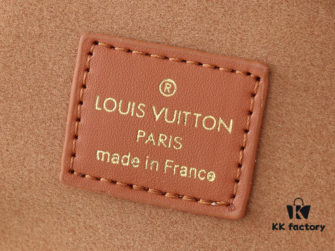 Upgraded Original 🔥Chain Strap🔥 M12174 Pochette Sèvres from LV's Ski Collection, ready to shine in a dazzling gunmetal tone.