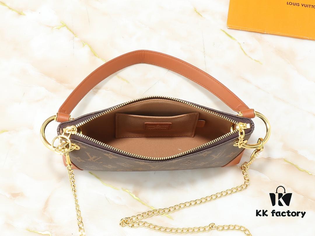 Upgraded Original 🔥Chain Strap🔥 M12174 Pochette Sèvres from LV's Ski Collection, ready to shine in a dazzling gunmetal tone.