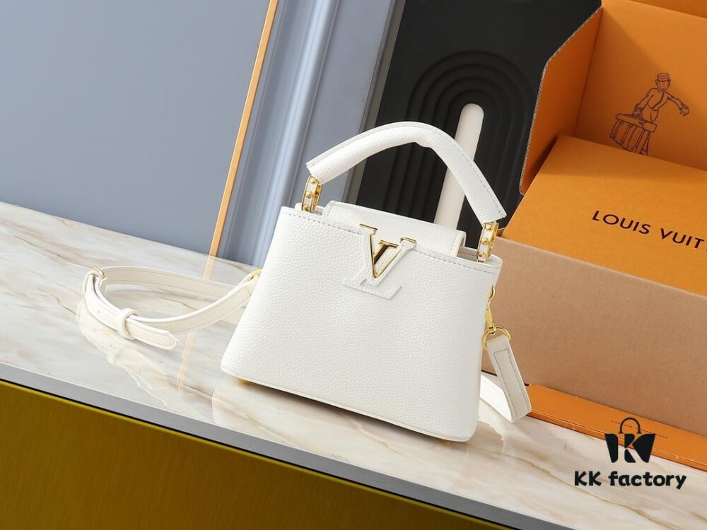 Upgraded Original M24728 M24736 M25087 M24655 M24656 M24733 M24729 M25090 M12785 M24727 M24745 This Capucines Mini Bag is crafted from refined Taurillon cowhide leather, accentuated by a lustrous handle ring and the iconic LV initials, enhancing its compact silhouette. Featuring a detachable shoulder strap for versatile styling as a shoulder or crossbody bag. Dimensions: 21.0 x 13.6 x 8.0 cm (L x H x W)