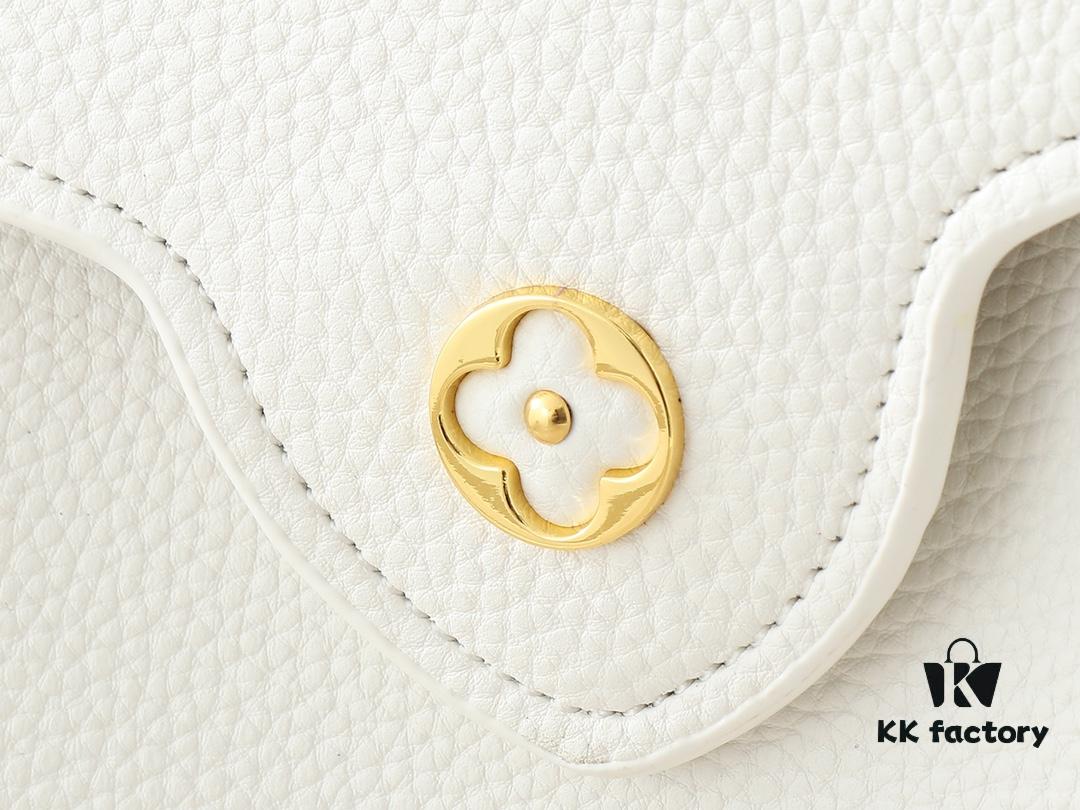 Upgraded Original M24728 M24736 M25087 M24655 M24656 M24733 M24729 M25090 M12785 M24727 M24745 This Capucines Mini Bag is crafted from refined Taurillon cowhide leather, accentuated by a lustrous handle ring and the iconic LV initials, enhancing its compact silhouette. Featuring a detachable shoulder strap for versatile styling as a shoulder or crossbody bag. Dimensions: 21.0 x 13.6 x 8.0 cm (L x H x W)