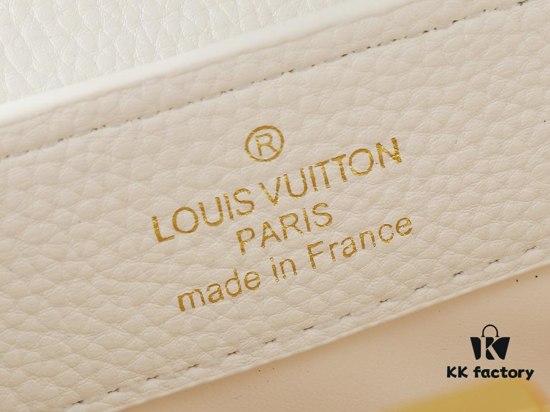 Upgraded Original M24728 M24736 M25087 M24655 M24656 M24733 M24729 M25090 M12785 M24727 M24745 This Capucines Mini Bag is crafted from refined Taurillon cowhide leather, accentuated by a lustrous handle ring and the iconic LV initials, enhancing its compact silhouette. Featuring a detachable shoulder strap for versatile styling as a shoulder or crossbody bag. Dimensions: 21.0 x 13.6 x 8.0 cm (L x H x W)