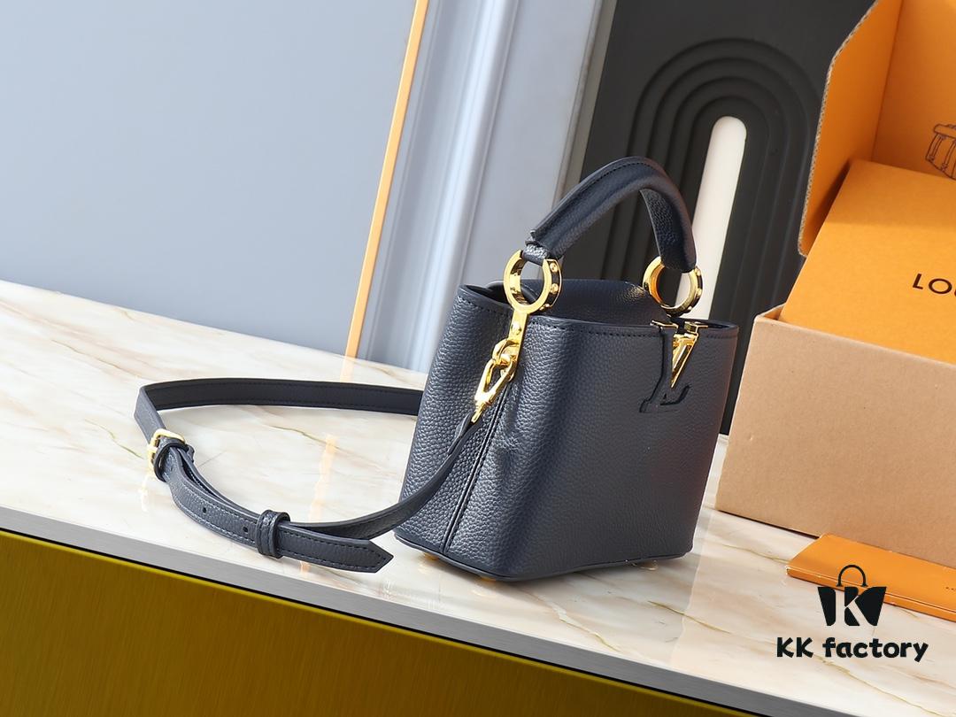 Upgraded Original M24728 M24736 M25087 M24655 M24656 M24733 M24729 M25090 M12785 M24727 M24745 This Mini Capucines Bag is crafted from refined Taurillon leather, accentuated by a lustrous handle ring and the iconic LV letter motif that enhances its compact silhouette. Featuring a detachable shoulder strap for versatile styling as a shoulder or crossbody bag. Dimensions: 21.0 x 13.6 x 8.0 cm (Length x Height x Width)