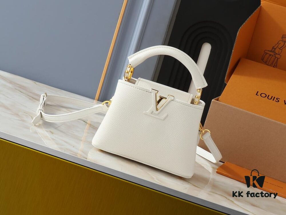 Upgraded Original M24728 M24736 M25087 M24655 M24656 M24733 M24729 M25090 M12785 M24727 M24745 This Mini Capucines Bag is crafted from refined Taurillon leather, accentuated by a lustrous handle ring and the signature LV lettering that enhances its compact silhouette. The detachable shoulder strap allows for versatile styling as a shoulder or crossbody bag. Dimensions: 21.0 x 13.6 x 8.0 cm (L x H x W)