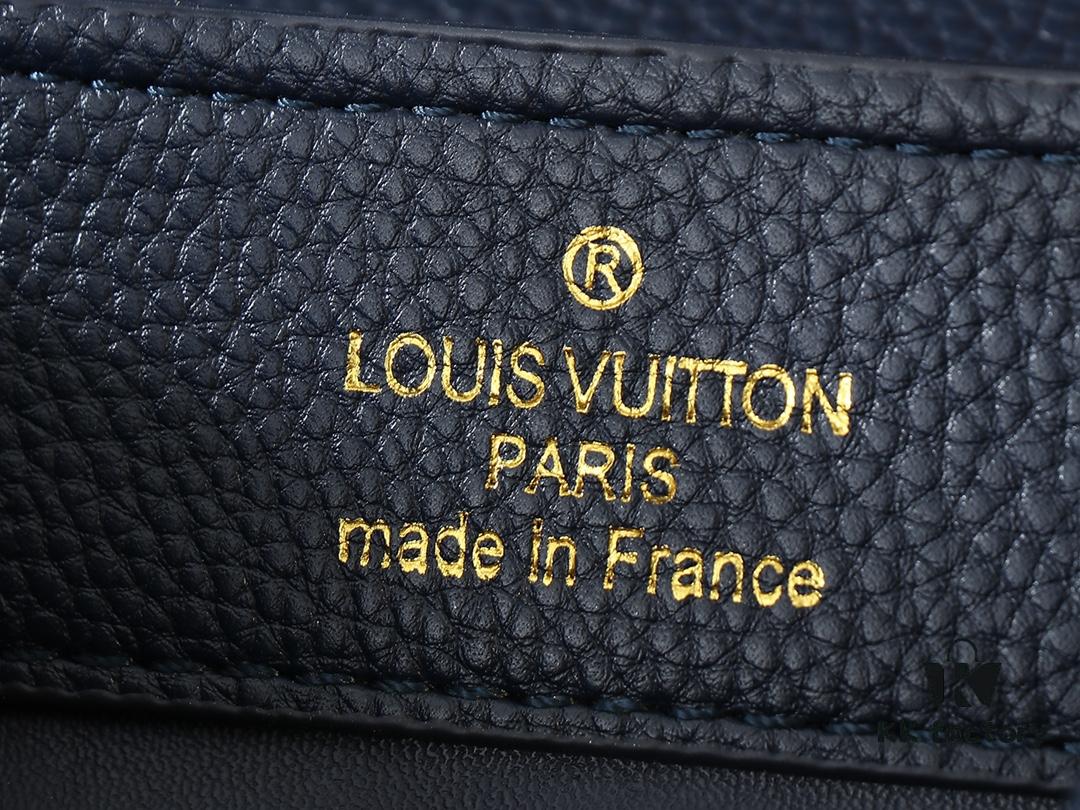 Upgraded Original M24728 M24736 M25087 M24655 M24656 M24733 M24729 M25090 M12785 M24727 M24745 This Mini Capucines Bag is crafted from refined Taurillon leather, accentuated by a lustrous handle ring and the iconic LV letter motif that enhances its compact silhouette. Featuring a detachable shoulder strap for versatile styling as a shoulder or crossbody bag. Dimensions: 21.0 x 13.6 x 8.0 cm (Length x Height x Width)