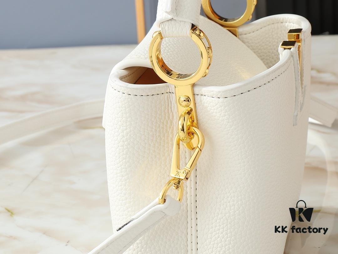 Upgraded Original M24728 M24736 M25087 M24655 M24656 M24733 M24729 M25090 M12785 M24727 M24745 This Mini Capucines Bag is crafted from refined Taurillon leather, accentuated by a lustrous handle ring and the signature LV lettering that enhances its compact silhouette. The detachable shoulder strap allows for versatile styling as a shoulder or crossbody bag. Dimensions: 21.0 x 13.6 x 8.0 cm (L x H x W)