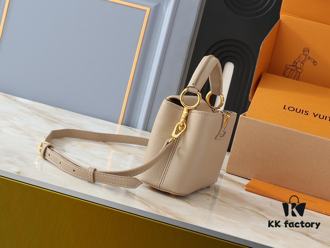 Upgraded Original M24728 M24736 M25087 M24655 M24656 M24733 M24729 M25090 M12785 M24727 M24745 This Capucines Mini Bag is crafted from refined Taurillon calf leather, accentuated by lustrous handle rings and the iconic LV letter signature, enhancing its compact silhouette. The detachable shoulder strap allows versatile styling as a shoulder or crossbody bag. Dimensions: 21.0 x 13.6 x 8.0 cm (L x H x W)