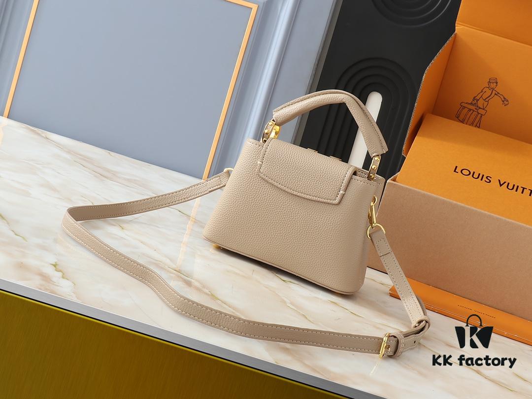 Upgraded Original M24728 M24736 M25087 M24655 M24656 M24733 M24729 M25090 M12785 M24727 M24745 This Capucines Mini Bag is crafted from refined Taurillon calf leather, accentuated by lustrous handle rings and the iconic LV letter signature, enhancing its compact silhouette. The detachable shoulder strap allows versatile styling as a shoulder or crossbody bag. Dimensions: 21.0 x 13.6 x 8.0 cm (L x H x W)