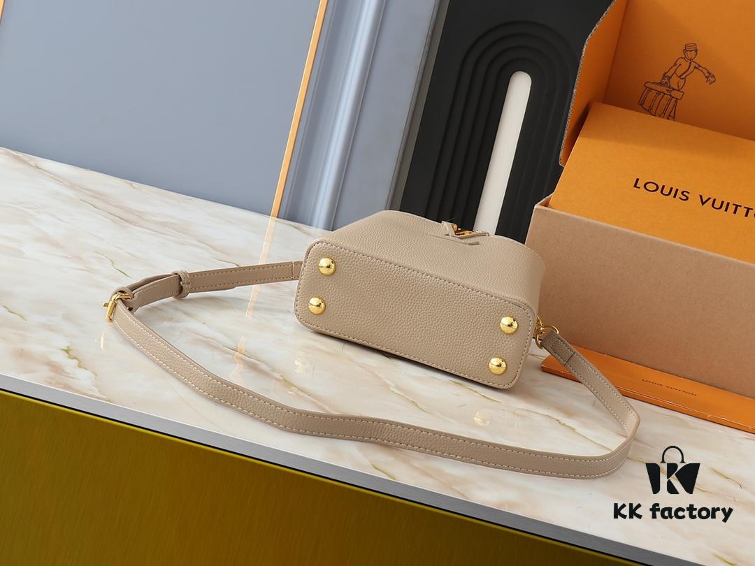 Upgraded Original M24728 M24736 M25087 M24655 M24656 M24733 M24729 M25090 M12785 M24727 M24745 This Capucines Mini Bag is crafted from refined Taurillon calf leather, accentuated by lustrous handle rings and the iconic LV letter signature, enhancing its compact silhouette. The detachable shoulder strap allows versatile styling as a shoulder or crossbody bag. Dimensions: 21.0 x 13.6 x 8.0 cm (L x H x W)