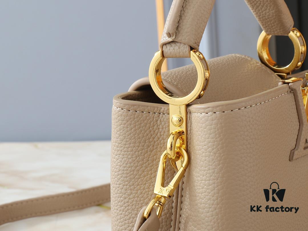 Upgraded Original M24728 M24736 M25087 M24655 M24656 M24733 M24729 M25090 M12785 M24727 M24745 This Capucines Mini Bag is crafted from refined Taurillon calf leather, accentuated by lustrous handle rings and the iconic LV letter signature, enhancing its compact silhouette. The detachable shoulder strap allows versatile styling as a shoulder or crossbody bag. Dimensions: 21.0 x 13.6 x 8.0 cm (L x H x W)