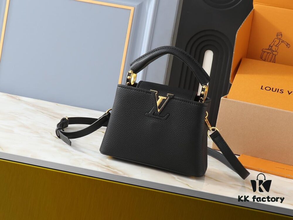 Upgraded Original M24728 M24736 M25087 M24655 M24656 M24733 M24729 M25090 M12785 M24727 M24745 This Mini Capucines Bag is crafted from refined Taurillon leather, accentuated by lustrous handle rings and the iconic LV lettering that highlights its compact silhouette. Featuring a detachable shoulder strap for versatile styling as a shoulder or crossbody bag. Dimensions: 21.0 x 13.6 x 8.0 cm (L x H x W)