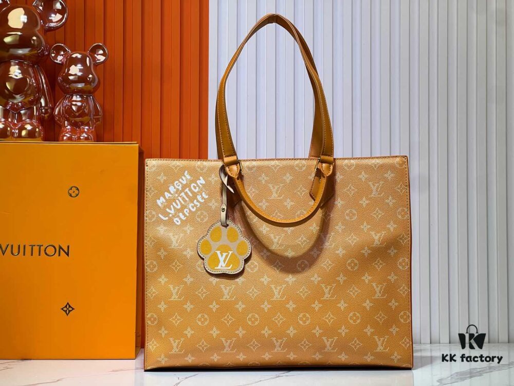 M12683 This Sac Plat 24H Handbag is crafted from vibrant Monogram Heritage canvas, reinterpreting the original Damier canvas's Marque L Vuitton Déposée signature. Embossed LV-letter detailing adorns the trim in a dog paw motif, while dual top handles offer versatile carrying options as hand-held or shoulder carry. Dimensions: 41x33x14cm