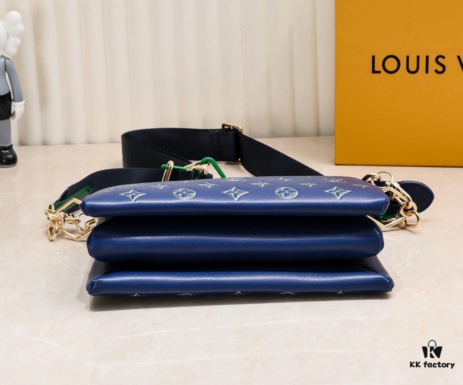 Exclusive Real Shot - Upgraded Version ‼️ M21353 Printed 57790 This Coussin Small Bag Features Monogram Embossed Lambskin with Floral Pattern Integrated into the LV Letters and Monogram Flowers