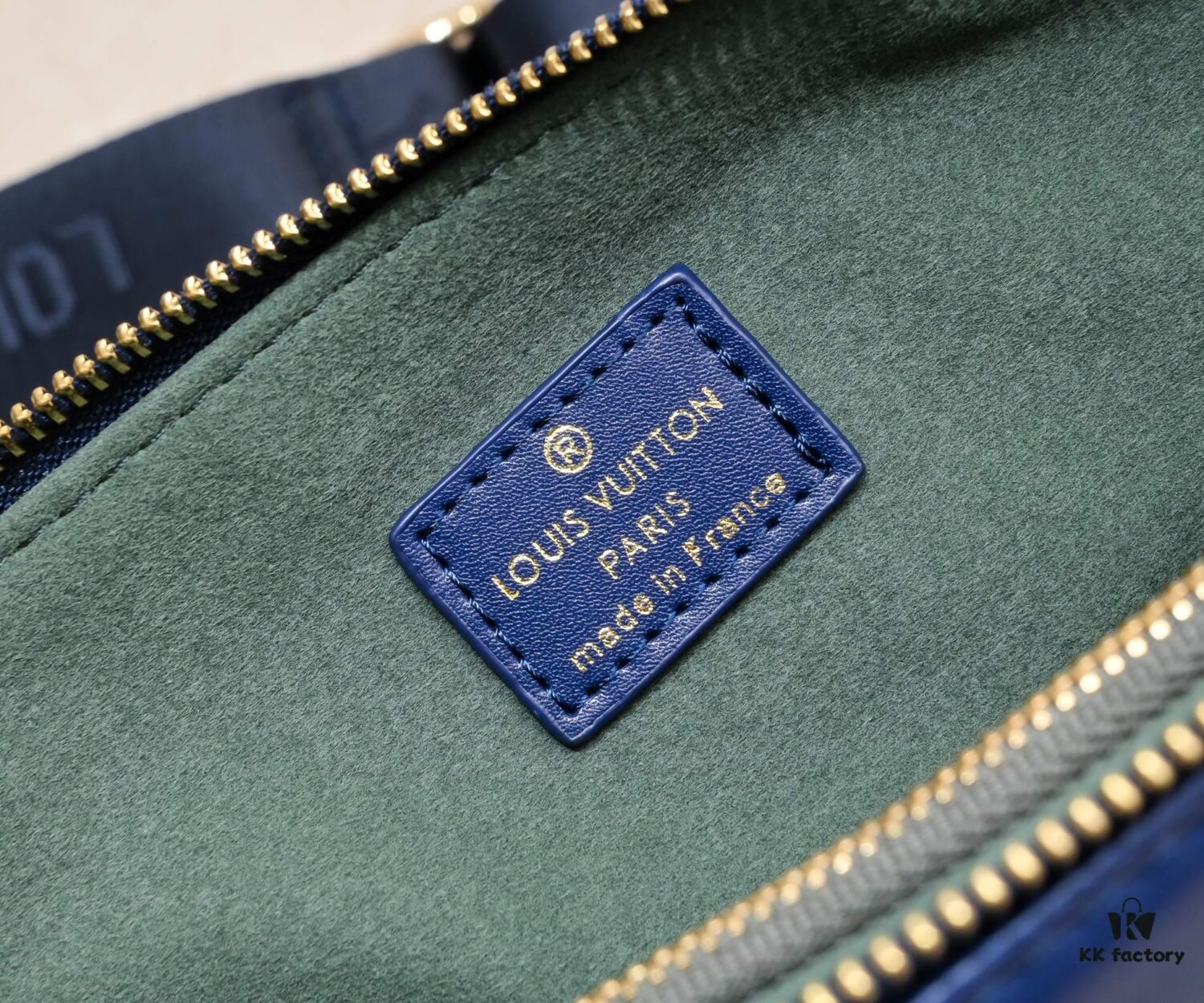 Exclusive Real Shot - Upgraded Version ‼️ M21353 Printed 57790 This Coussin Small Bag Features Monogram Embossed Lambskin with Floral Pattern Integrated into the LV Letters and Monogram Flowers