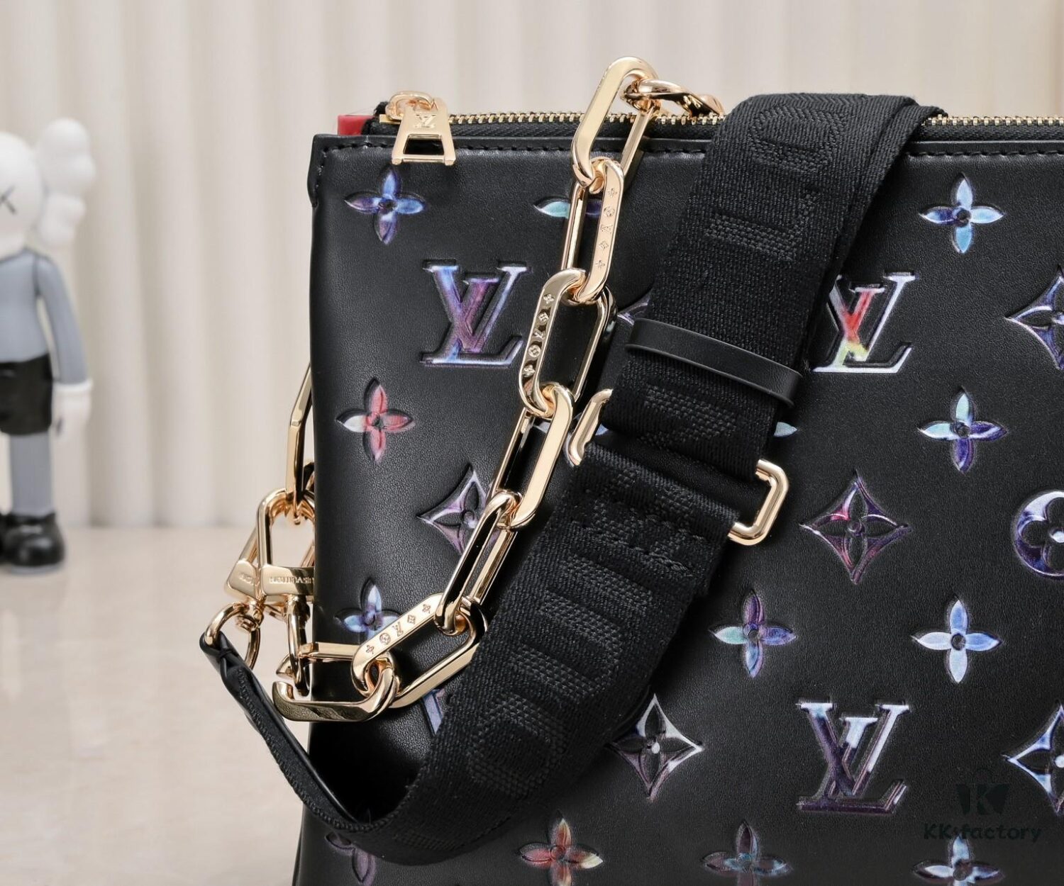 Exclusive Real Shot - Upgraded Version ‼️ M21353 Printed 57790 This Coussin Mini Bag Features Monogram Embossed Lambskin with Floral Pattern Integrated into the LV Letters and Monogram Flowers